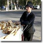 Так продают лепешки прямо на улицах Ферганы. Фото ИА Фергана.Ру