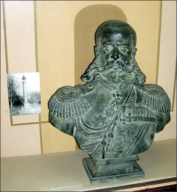 Бюст генерала М.Д.Скобелева, и фото монумента (слева). Фото ИА Фергана.Ру, 2004, сделано в Ферганском краеведческом музее