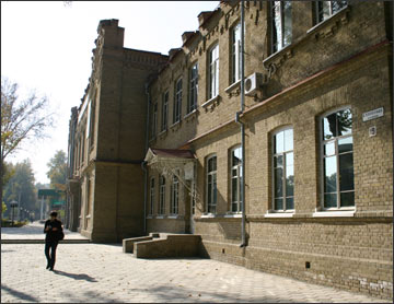 Главный корпус госуниверситета в Фергане. Фото ИА Фергана.Ру, 2005