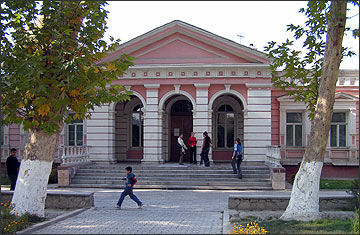 Дом культуры №1 (бывш. женская гимназия, 1890 г.). Фото ИА Фергана.Ру, 2005