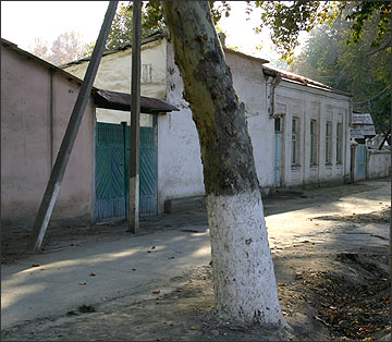 Типичная улочка «старой» Ферганы. Фото ИА Фергана.Ру, 2004