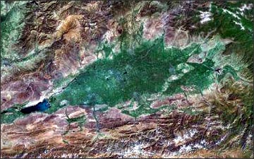 Так выглядит Ферганская долина из космоса. Фото Maps.Google.Com