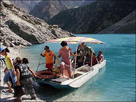 Катера и лодки на озере Курбан-куль. Фото ИА Фергана.Ру