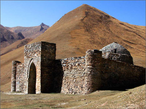 Крепость Таш-Рабат на заре. Фото автора