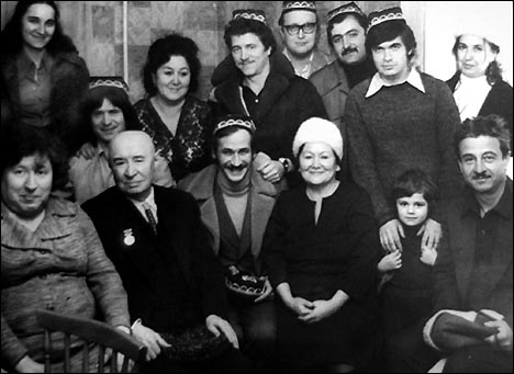 Леонид Филатов (в центре), Марк Вайль (в правом верхнем углу, в тюбетейке)