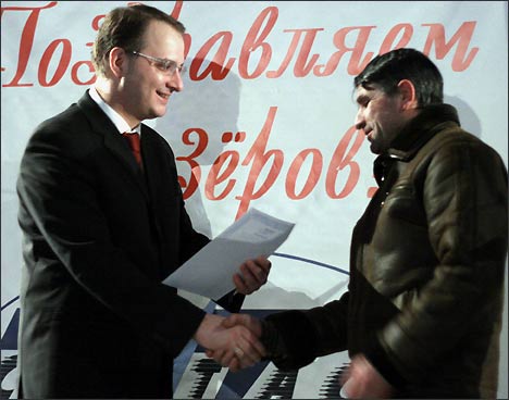 Заместитель Председателя Правления РУССЛАВБАНКа Сергей Блудов вручает призы. 25 декабря 2007 г., Москва. Фото ИА Фергана.Ру