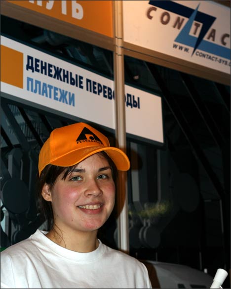 Contact вручает призы. 25 декабря 2007 г., Москва. Фото ИА Фергана.Ру