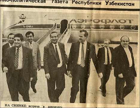 Запечатленное мгновенье: встреча российской делегации в ташкентском аэропорту. «Правда Востока», 9 октября 1991 года