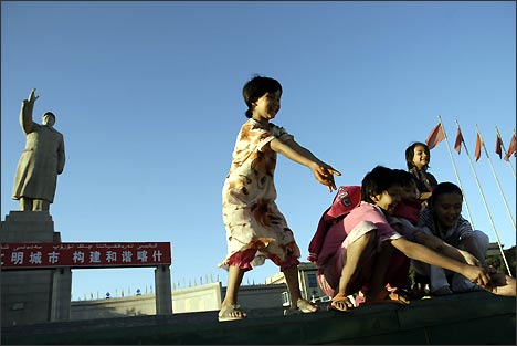 Mao and children