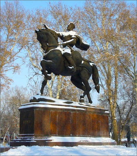Памятник А.Темуру в Ташкенте в снегу