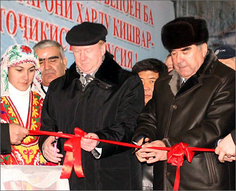 Открытие станции. На фото: А.Чубайс и Э.Рахмон