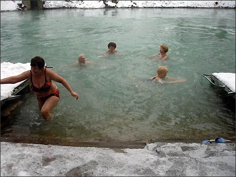 Зимние купальщики на станции Морж