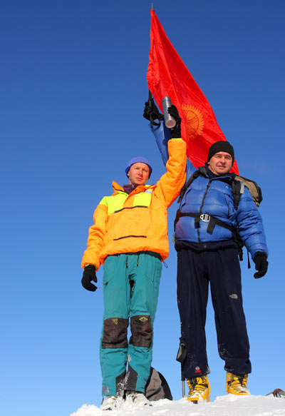 Флаг Санты на киргизской горе