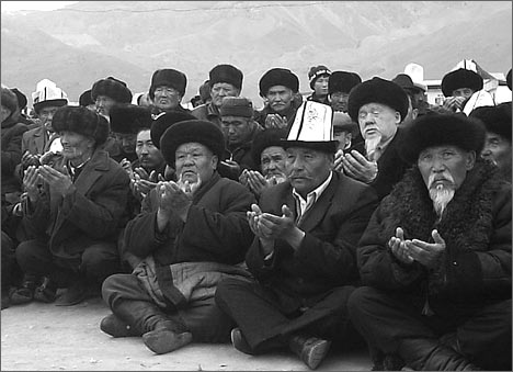 Аксакалы поминают погибших в Аксы