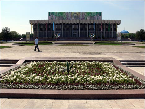 Цветник на месте монумента ДРУЖБЫ НАРОДОВ. Ташкент, 14 апреля 2008 года