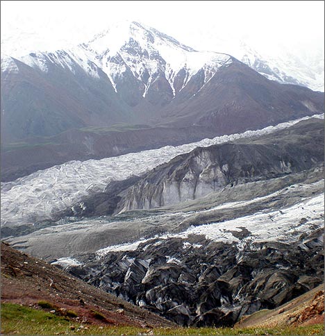 Пик Ленина. Ниже – ледник Ленина