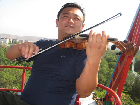 Sean Kao in Bishkek. Improvising at a Ferris wheel. Photo by the author