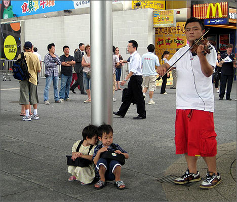 Sean Kao performing in Hong Kong, July 2008. Photo by the author