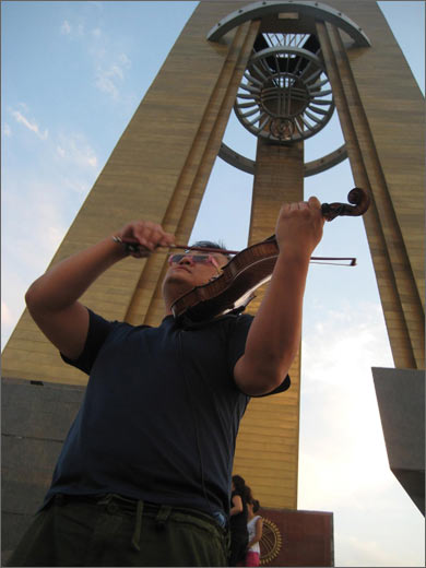 Sean Kao performing in Bishkek, September 2008, Photo by the author