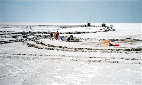 Дно Аральского моря. Aral sea. Соль трещит под ногами как лед