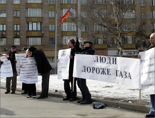 Picket in front of the Russian Foreign Ministry on March 24