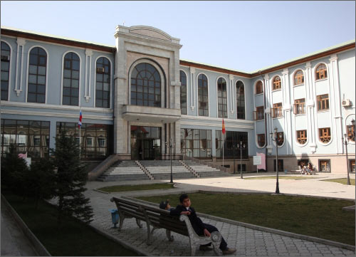 Фасад здания университета Дружбы народов имени Алима Батырова (Джалалабад)