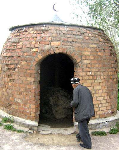 Парпи-ата. Кирпичный склеп над святым камнем