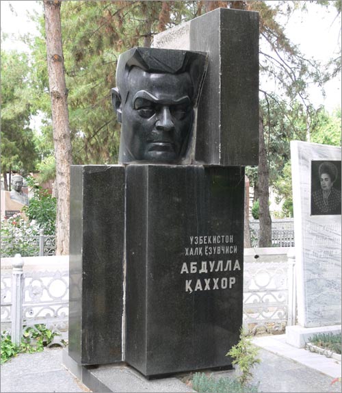 Могила А.Каххара на Чагатайском кладбище в Ташкенте