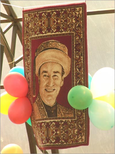 Портрет Ага хана, вышитый на памирском ковре