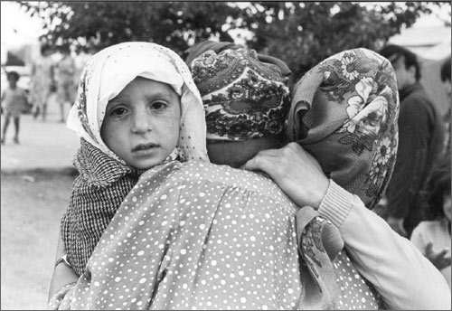 Фергана, 1989 г. Турки-месхетинцы, пострадавшие от погромов. Фото Бориса Юсупова