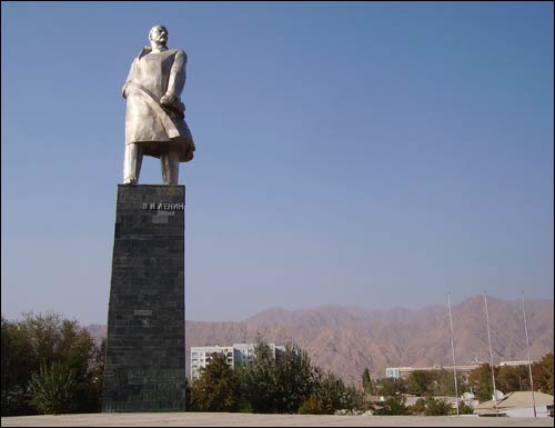 Памятник Ленину в Худжанде