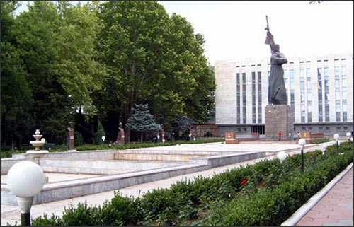 Ташкент. Монумент защитнику Родины, снесенный 22 ноября. Фото прежних лет