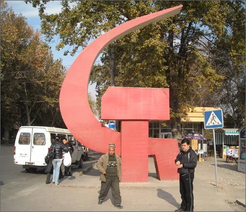 Серп и молот в Худжанде