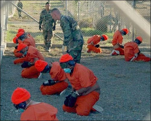Заключенные после прибытия на базу Гуантанамо в 2002 году