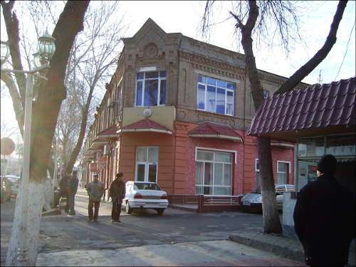 На улице Истиклол