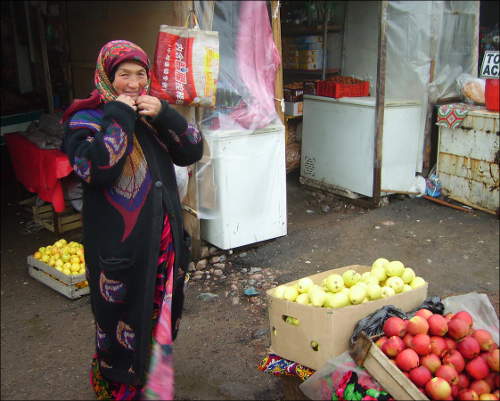Продавщица горных яблок