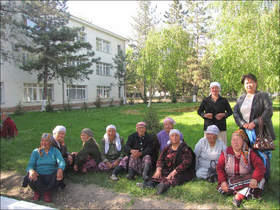 Захватчицы здания администрации Джалал-Абадской области позируют перед журналистами