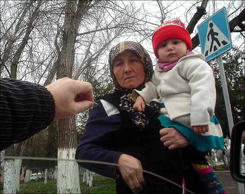 Это не беспризорный ребенок. Но он уже попрошайничает, помимо своей воли