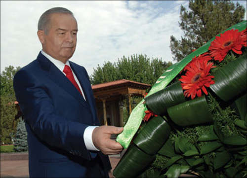 Ислам Каримов возлагает цветы