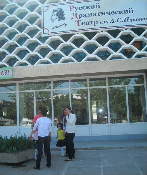 Молодежь скучает по театру
