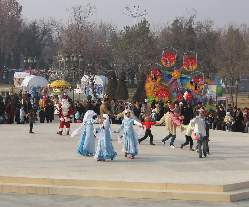 Новогодние гуляния в центре Ташкента