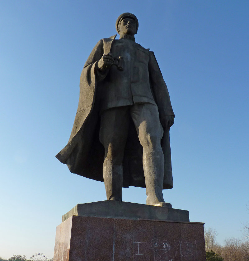 Таким памятник С.Рахимову в Ташкенте был месяц назад