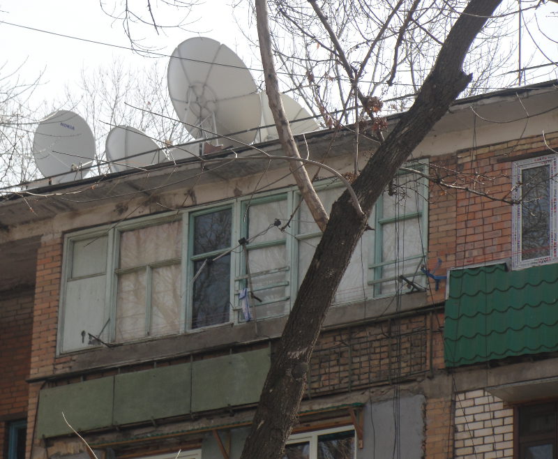 Крыши ташкентских многоэтажек загромождены антеннами-тарелками