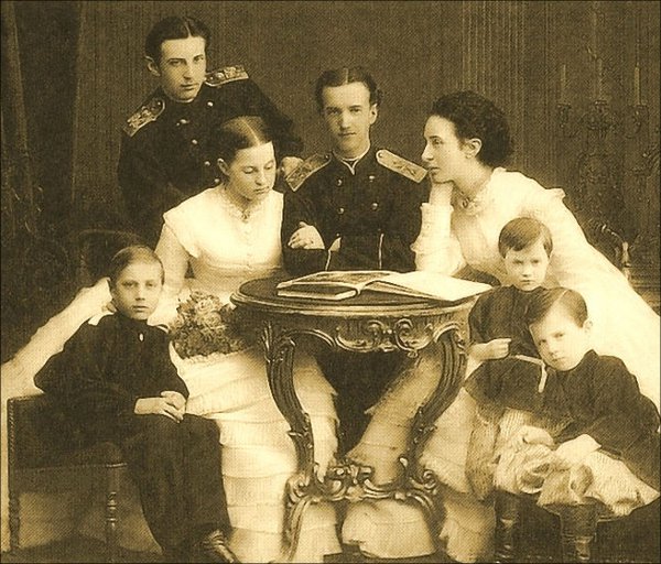 1867 год. Николай Константинович в кругу родных. Слева направо сидят сестра Ольга и её жених Георг Греческий, мать — Александра Иосифовна. Нижний ряд: Великие князья Константин Константинович, Вячеслав Константинович и Дмитрий Константинович — младшие братья Николая Константиновича