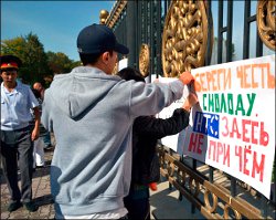 Kyrgyzstan: journalists picket “Let’s show parliament our teeth”