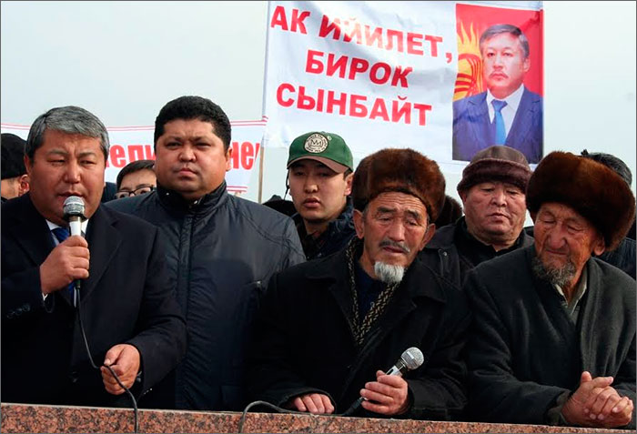 Melis Myrzakmatov speaking before MP Keldibekov supporters