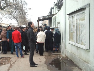Разговорчики в строю, или Чем живет очередь в посольство России