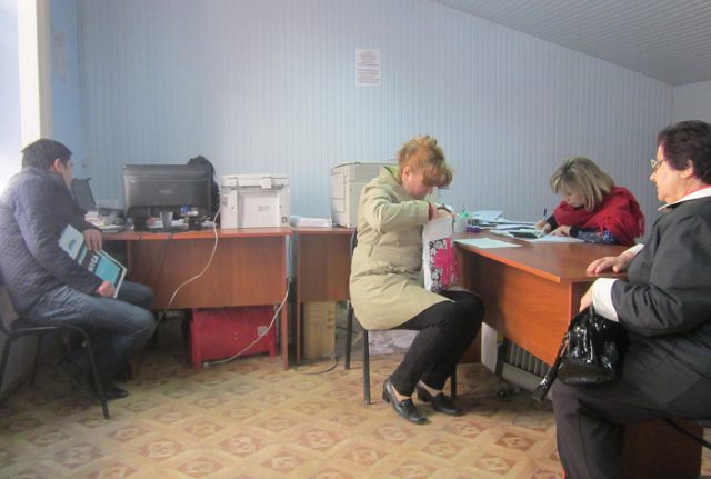 В кабинете «стола услуг», где делают фотографии