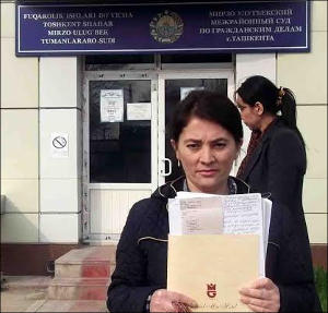 Узбекистан: Врач решила бороться с махинациями, в ответ ее лишили зарплаты и затравили