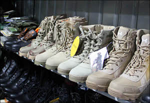 Ошский рынок: Американская военная форма, насвай и фрукты